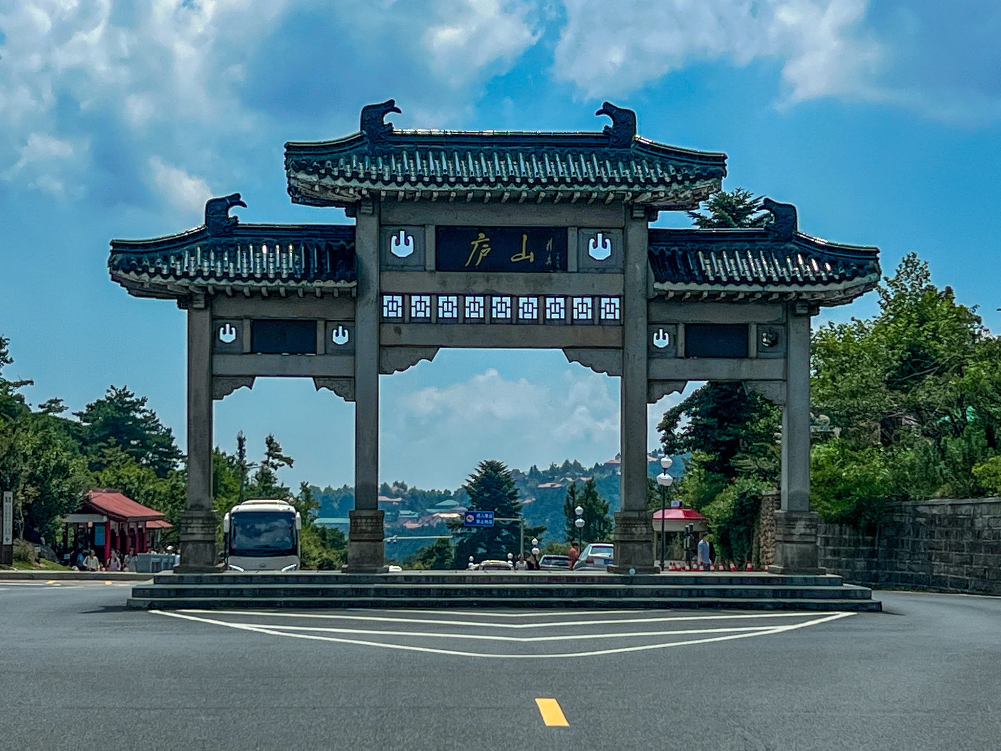 庐山北山公路盘山道,大巴车队上山