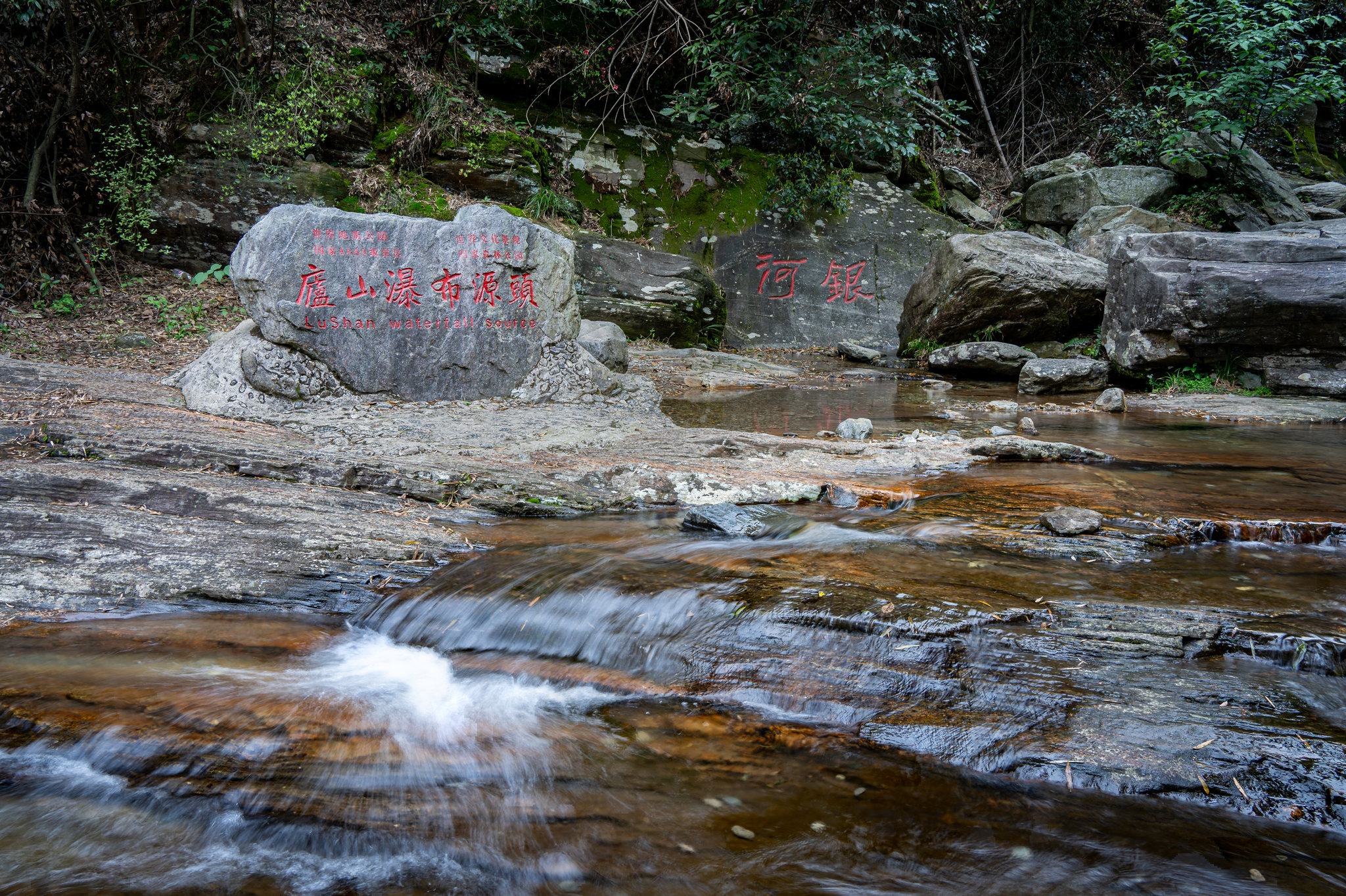 庐山景区观光车,盘山公路上的大巴