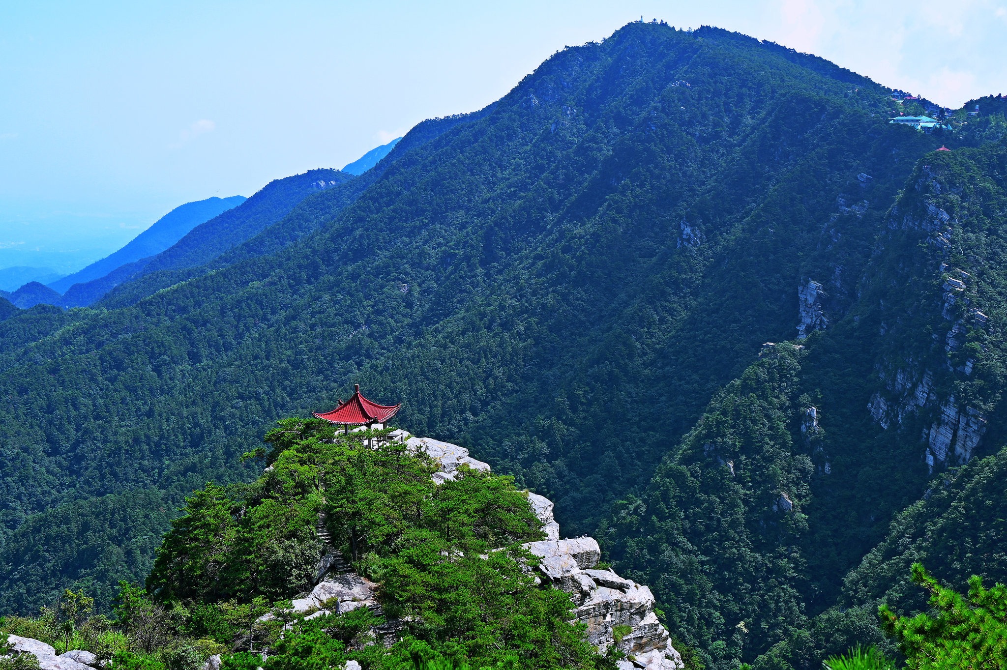 庐山五老峰步道,游客徒步远眺