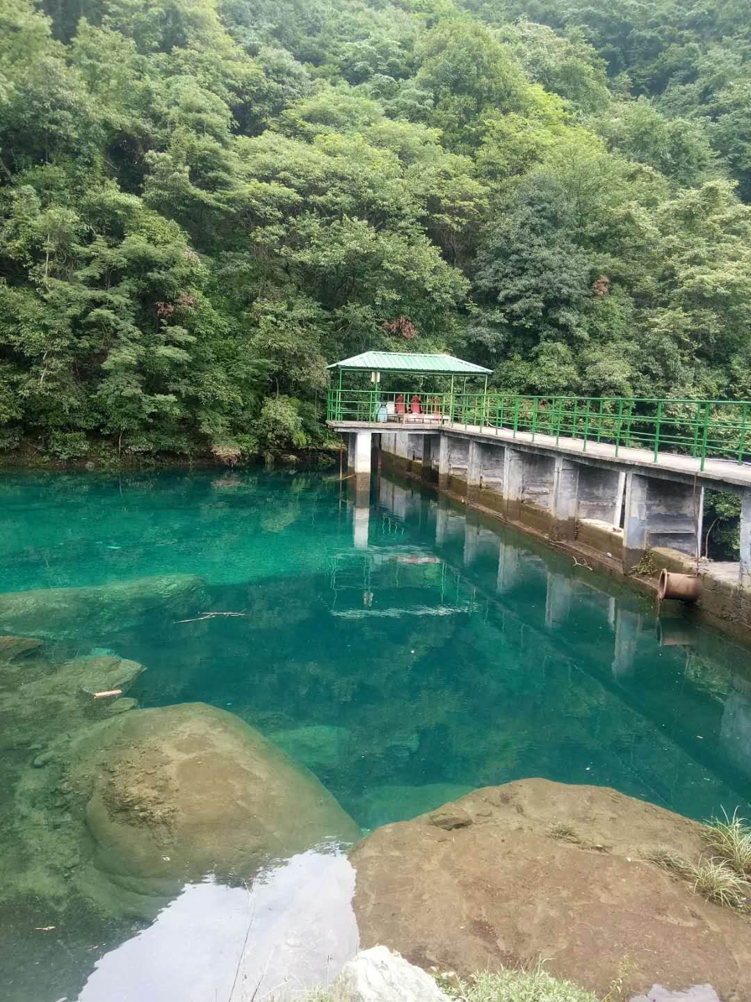 庐山牯岭镇酒店房间内部,干净整洁