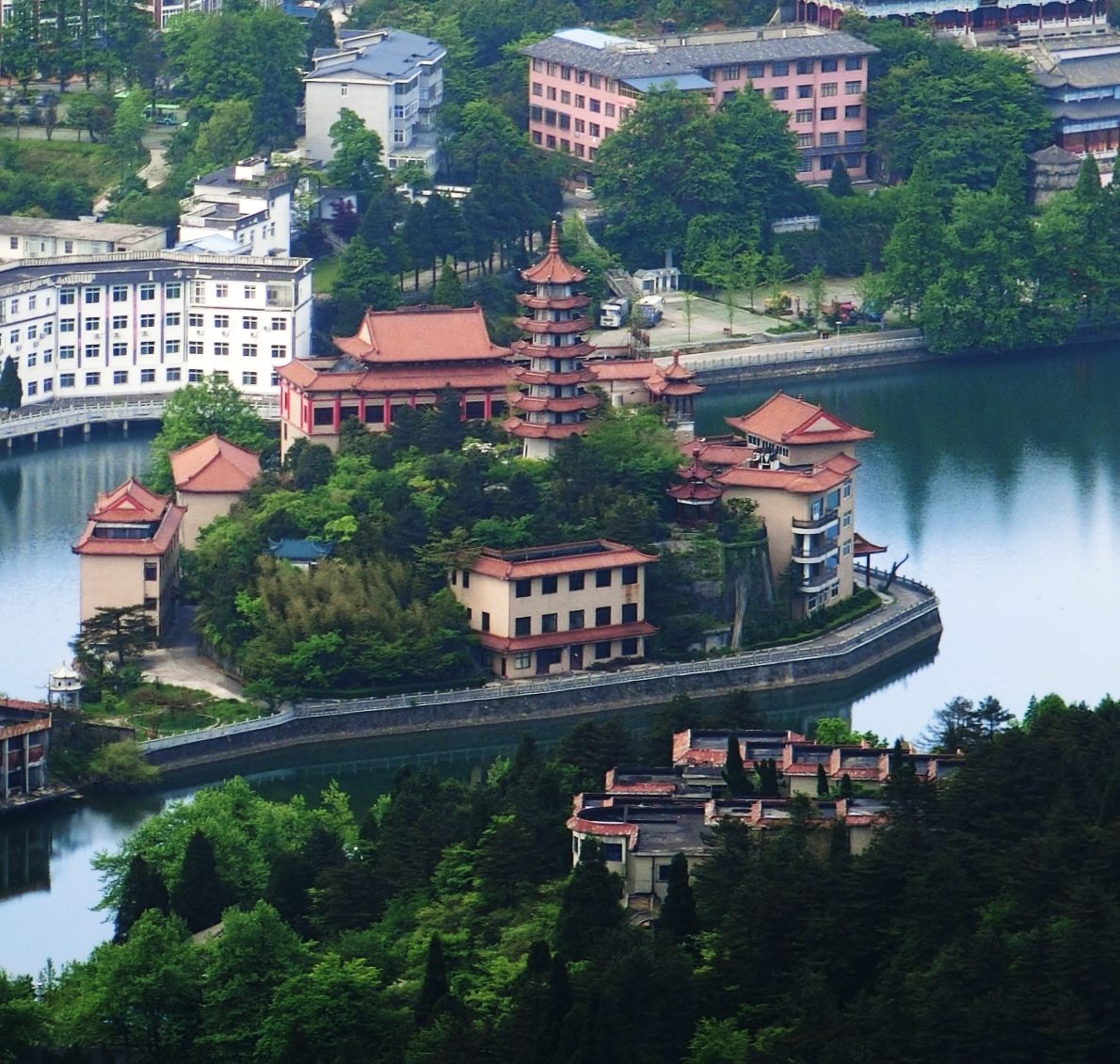 九宫山山间公路,大巴车在大雾中行驶(避坑示意)