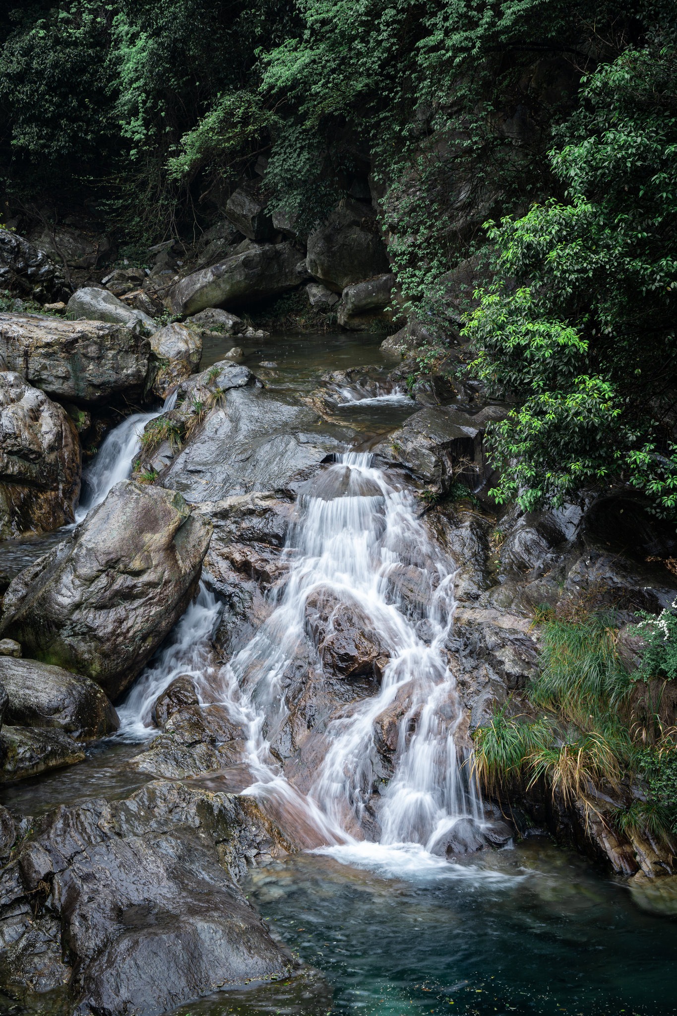 庐山三叠泉飞瀑流下冲击绿色水潭