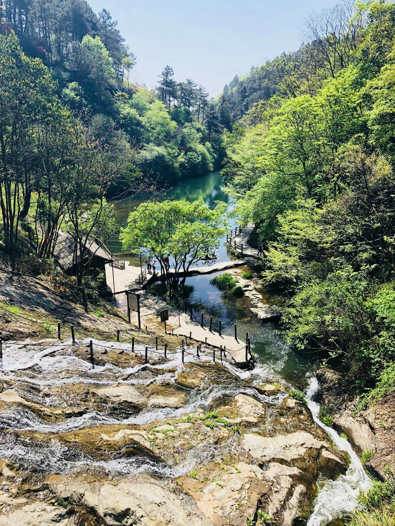 清凉寨湖边古朴凉亭与漫山青翠