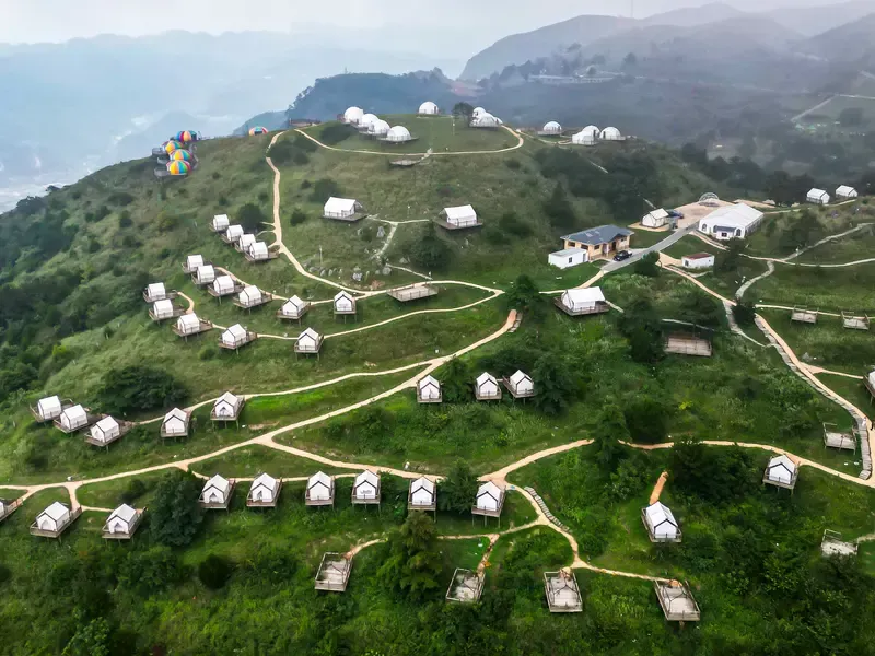 百里荒高山草原在云雾中延绵