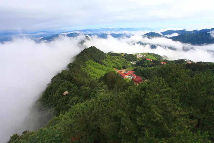 三角山航拍,绿水青山中红色三角山字样