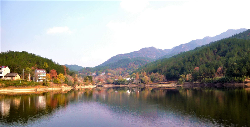 桃花冲湖泊映山峦,避暑漂流地