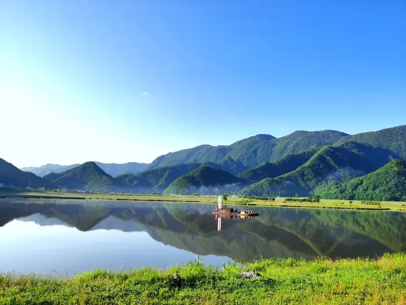 神农架标志性的神农氏头像雕塑,蓝天+绿山