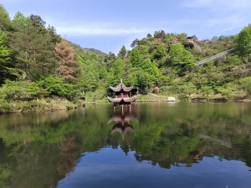 清凉寨湖边红顶凉亭倒映在水中