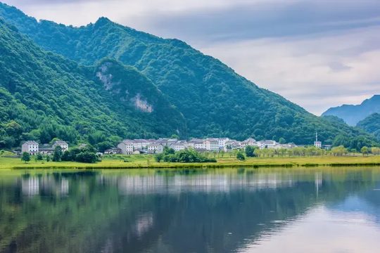 神农架林区小镇湖泊,云雾倒影,适合党政机关生态党建