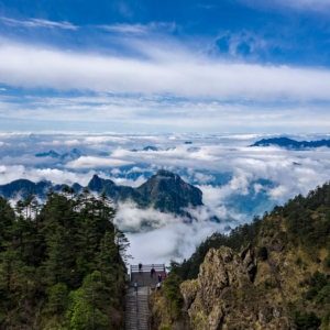 神农架云海+远山,方形构图,适合党建背景