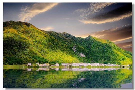 神农架林区小镇湖泊倒影,适合 30-50 人夏季团建