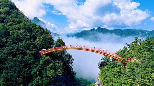 神农架彩虹桥+游客,团队合影标志性场景