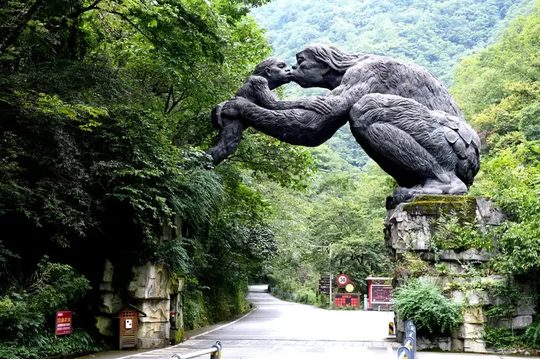 神农架景区入口猿猴雕塑+隧道,地标