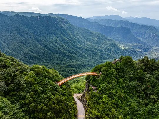 神农架群山+彩虹桥+绿林,宏观
