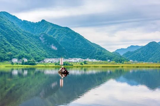 神农架湖+船+林区小镇,整体规模