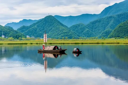 神农架湖+船+远山+人,大九湖类似景观