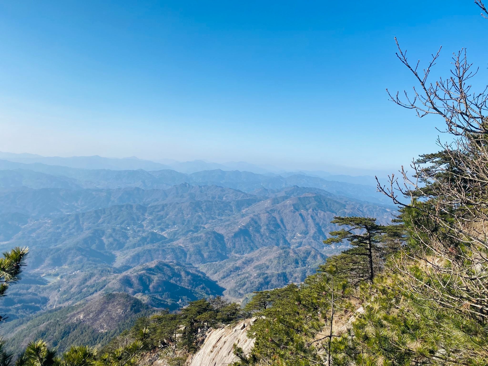 薄刀峰山顶俯瞰+松树+远山,大别山夏季避暑