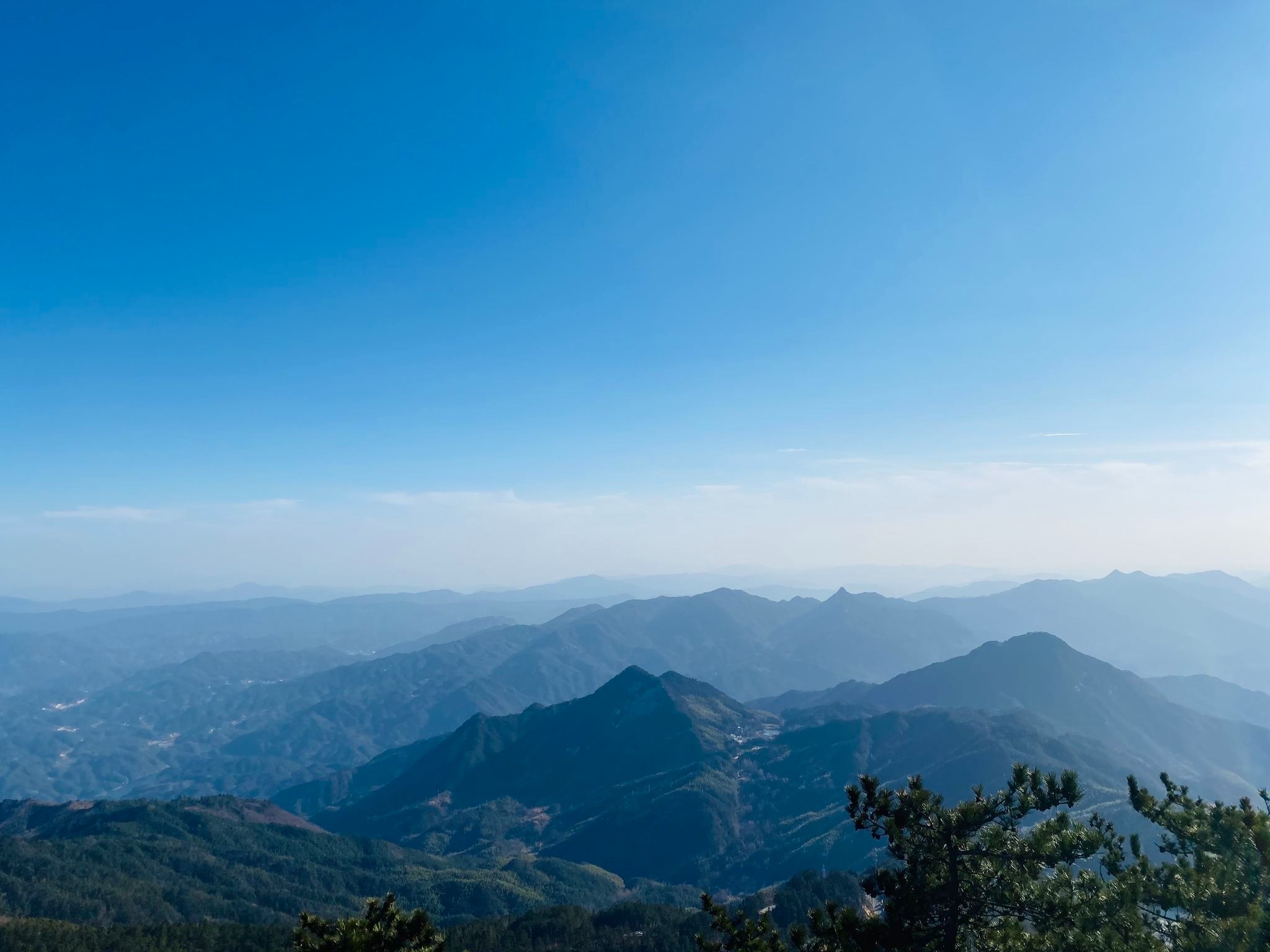 薄刀峰远山+蓝色+山脊,宏观风景