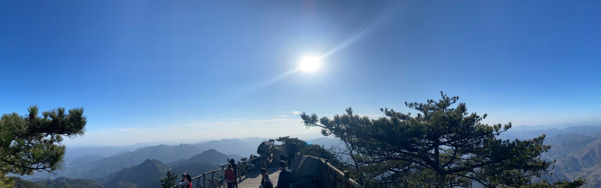 薄刀峰宽幅+游客在栈道+远山+松树,适合团建