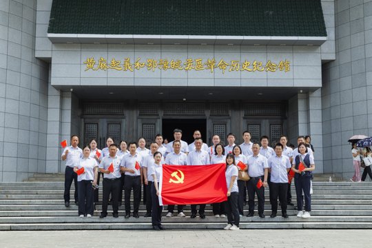 党支部团队在红色教育基地前合影