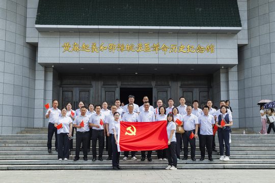 红色教育基地合影
