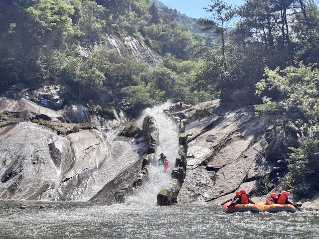 夏季玩水团建,漂流更偏户外和刺激