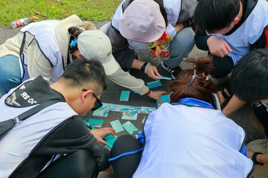 小组围绕任务卡完成定向寻宝任务