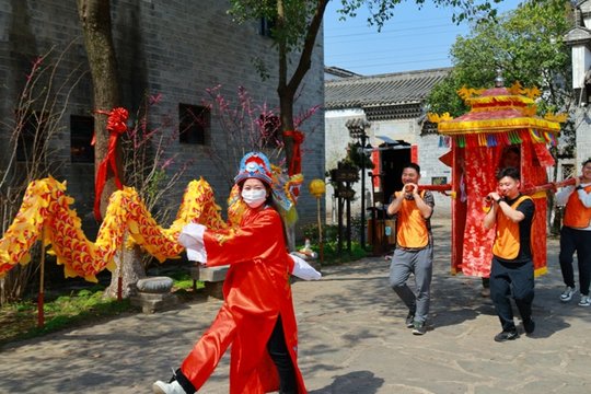 小组正在围绕线索和任务板进行解谜