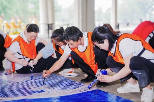 团队成员正在共同绘制大型画布