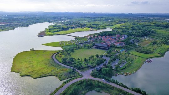 梁子湖东篱老屋的湖畔草坪与活动空间