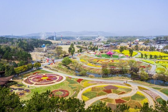园区景观本身就是合影背景,定向路线应落在真实开放区域。