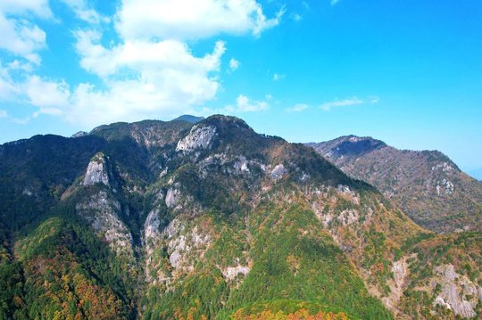 山峰、松石与层叠山景，是明堂山的常态观景内容。