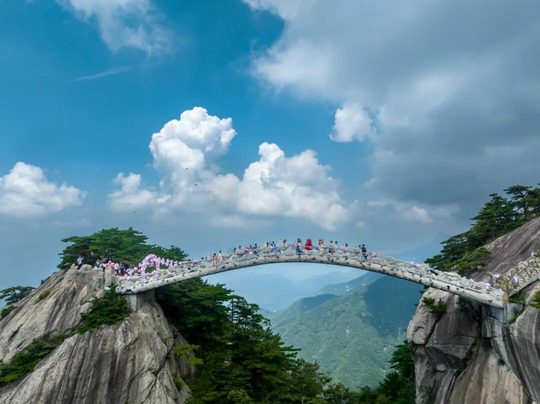 湖北罗田天堂寨山岳景观实拍；本文景区照片为历史实景，不代表团期当天的叶色与天气。