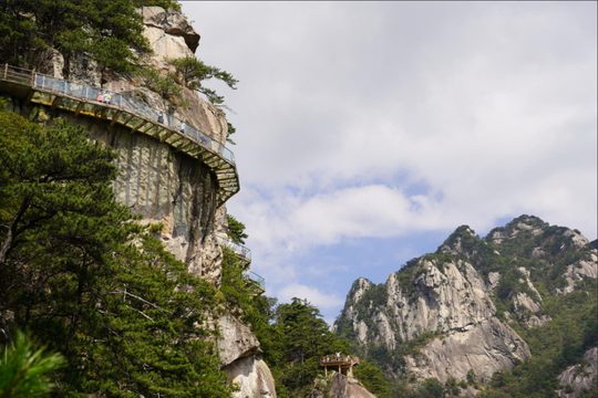 依山展开的观景步道，游线和设施以团期实际开放情况为准。