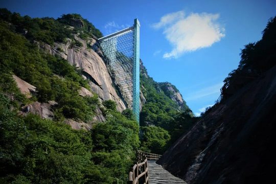 依崖设置的观光电梯实景，是否纳入行程需另行核对。