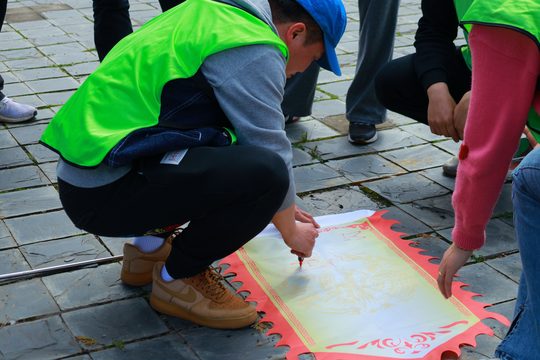 古镇寻宝活动实拍参考:围绕地图共同判断方向。