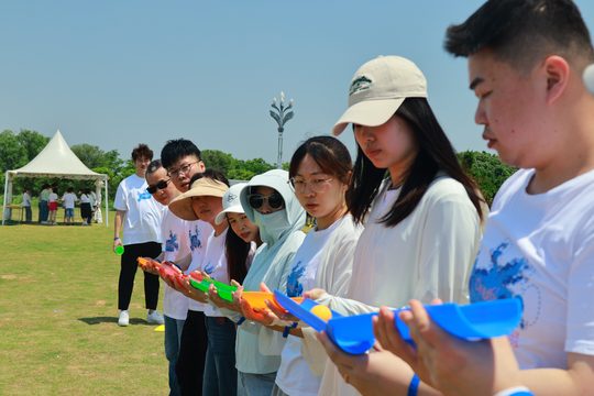 珠行万里实拍,队员共同衔接每一段送球路线。