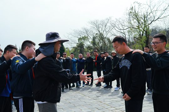 互动热身实拍参考;规则示范与成绩确认,应在比赛前说清。
