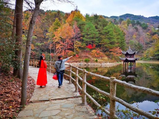 湖边步道适合结伴观景,停留与用餐一起计入行程。图片来源:武汉清凉寨景区。