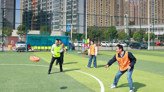 飞盘团建实拍参考，从传接、跑位与轮流尝试认识活动。本文为面向新手的课程比较。