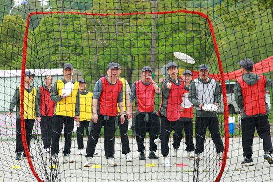 接盘动作实拍，练习与小场轮换都要保证成员有触盘机会。