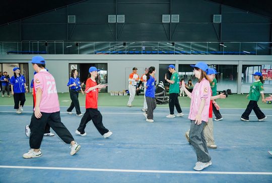 棒球跑动实拍，挥棒、落球和等候区域需要清楚分开。