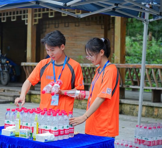 徒步补给点实拍参考,喝水、停留与最后一组抵达都要留出时间。