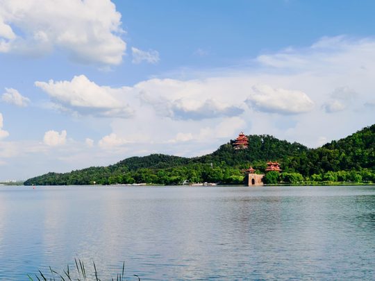 东湖湖面与磨山远景,步行结束后留一点时间看景和休息。
