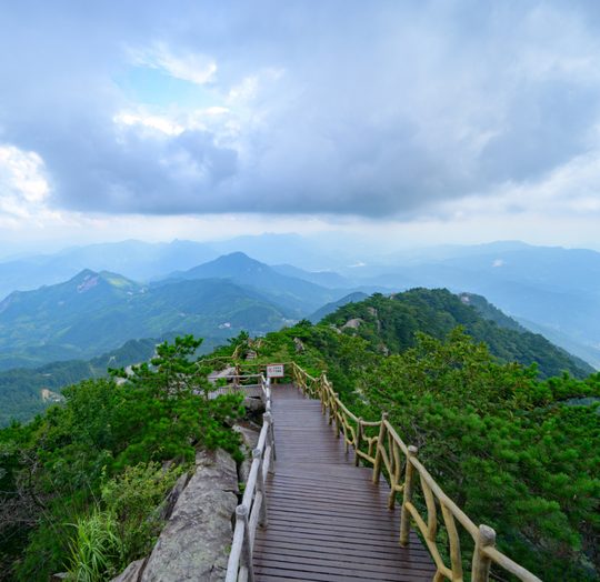 薄刀峰山脊实景。本文景区照片为历史实拍,叶色与通行情况按团期核对。