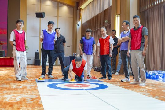 旱地冰壶活动实拍参考,图中人数不代表本文四人队体验赛制。
