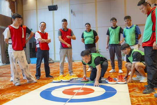 观察落点、讨论下一壶,投手之外也有参与。
