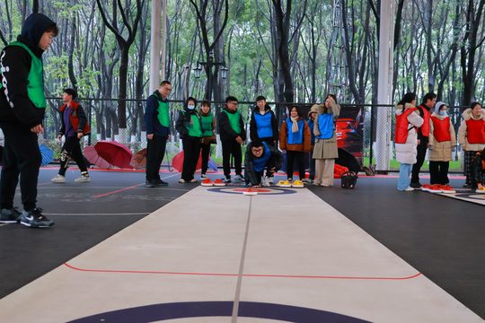 队员轮流投壶、共同观察落点,留下比赛过程中的参与瞬间。