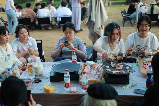 桌椅与用餐位置要按实际人数配置。