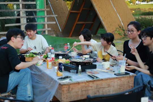 营地用餐实拍,餐食、饮水与服务范围提前说清。